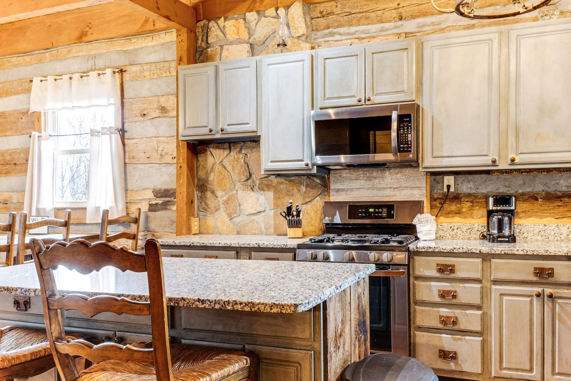 Spacious Gatlinburg Cabin With Hot Tub And Game Room! Екстериор снимка