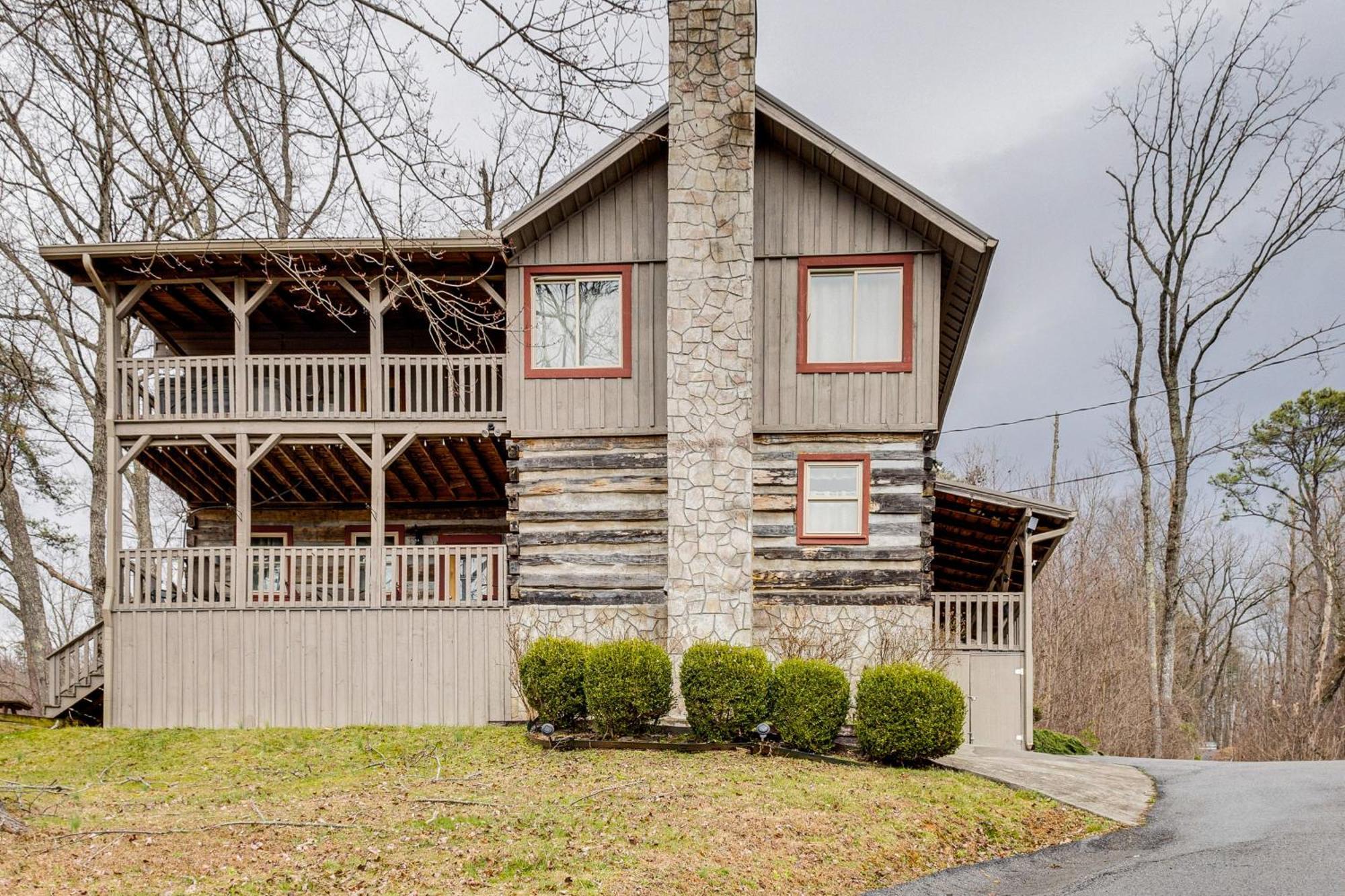 Spacious Gatlinburg Cabin With Hot Tub And Game Room! Екстериор снимка