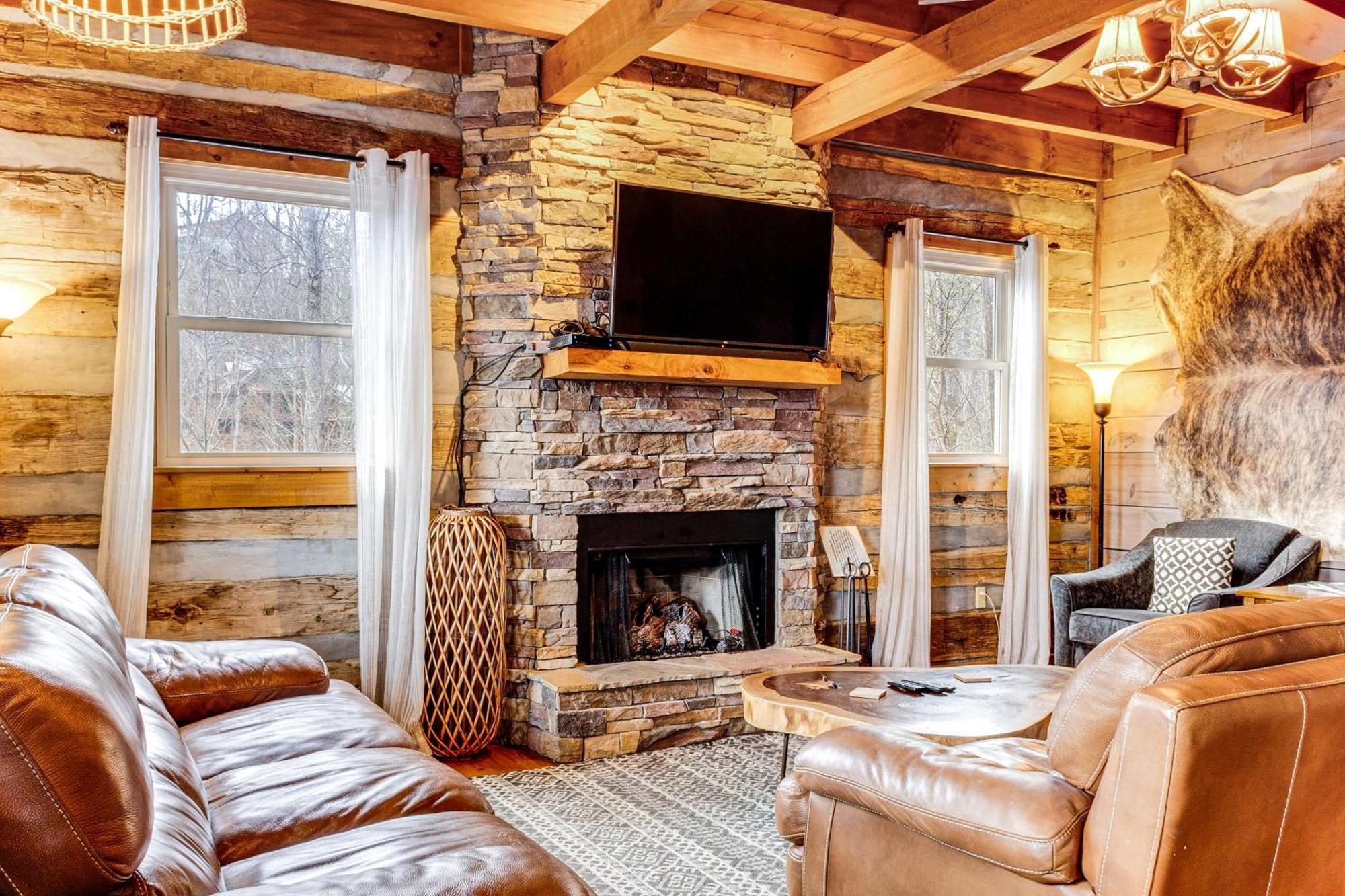 Spacious Gatlinburg Cabin With Hot Tub And Game Room! Екстериор снимка