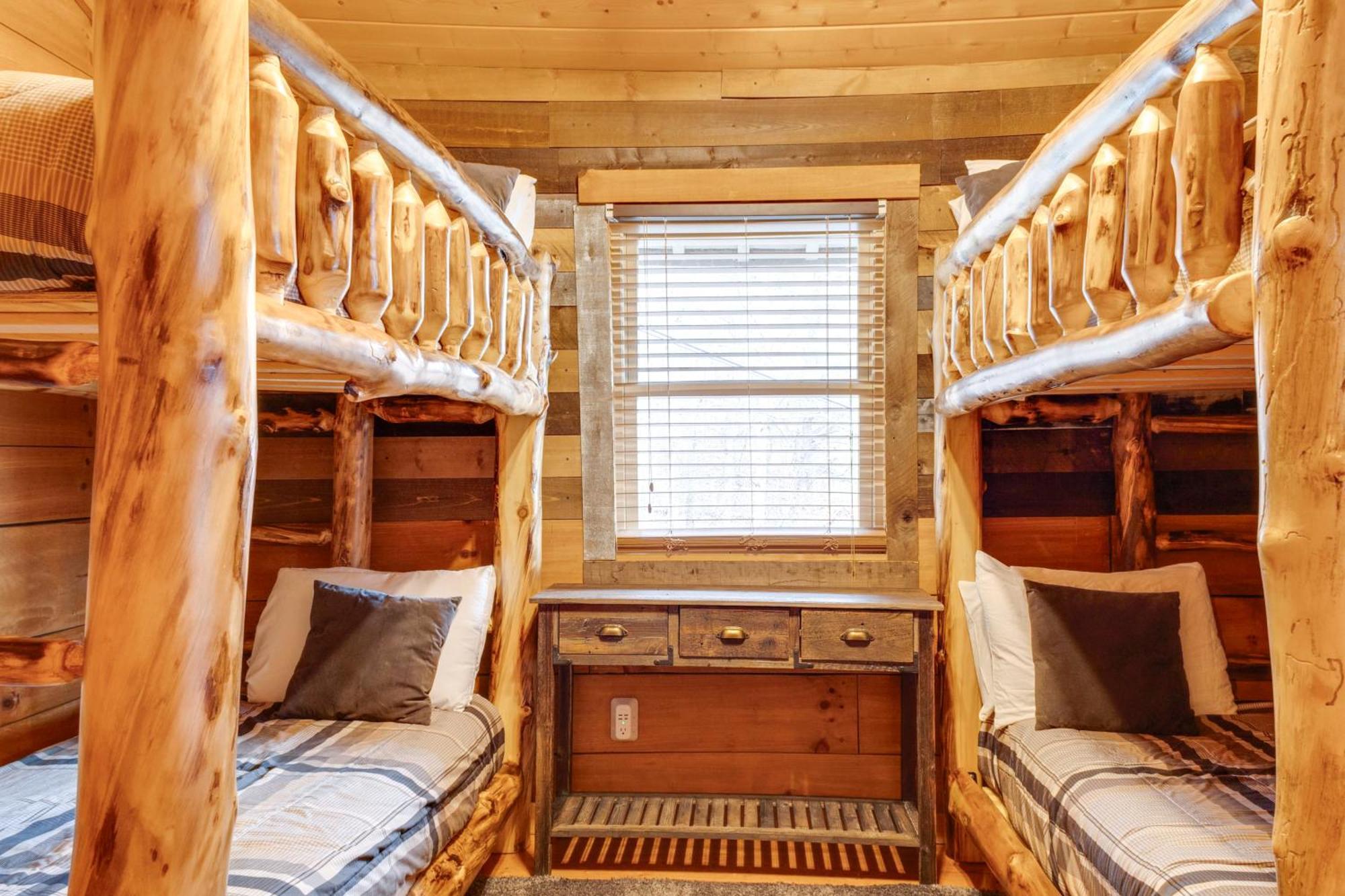 Spacious Gatlinburg Cabin With Hot Tub And Game Room! Екстериор снимка